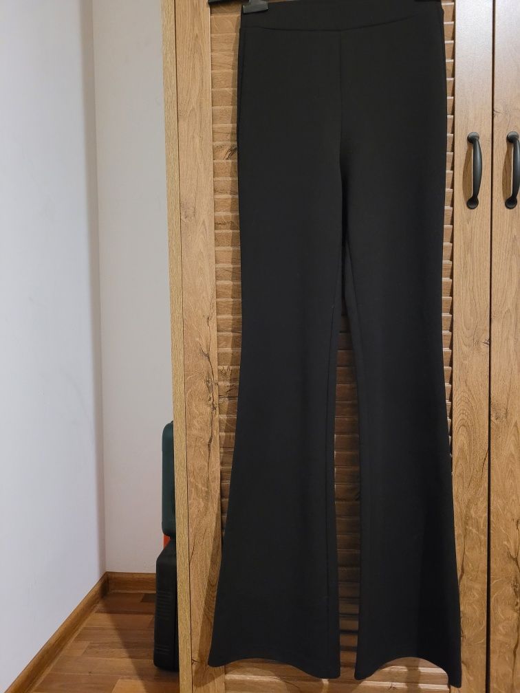 Pantaloni evazati Stradivarius