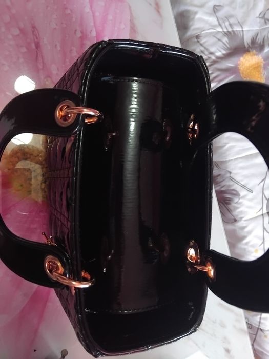 Дамска чанта черен лак