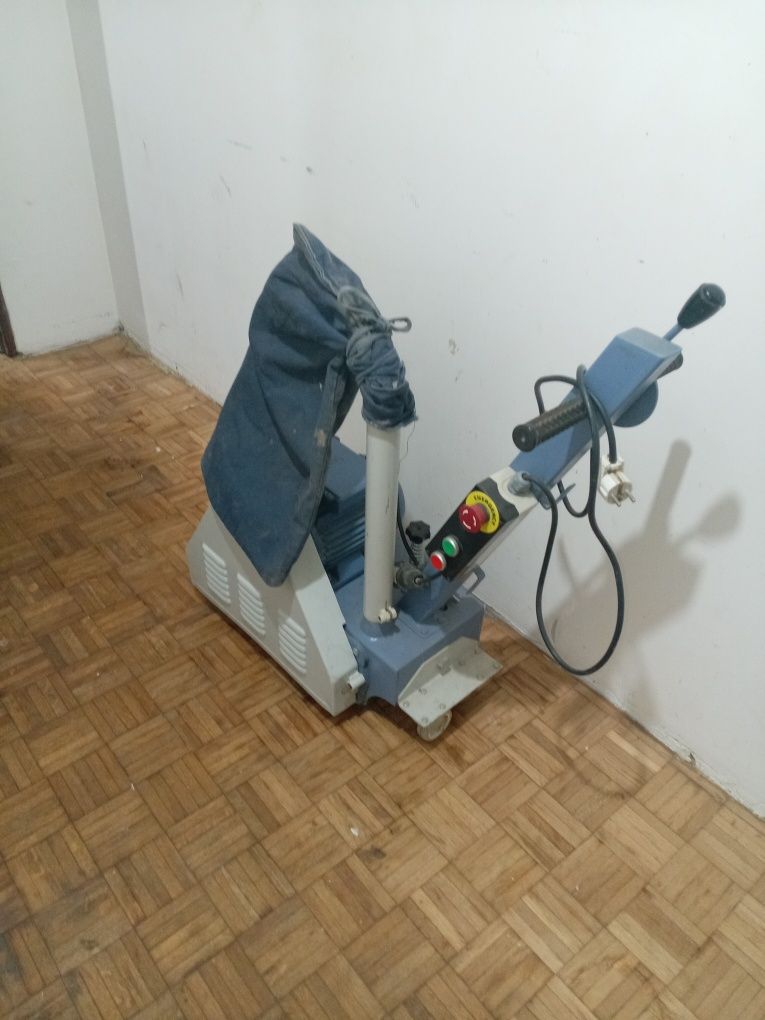 De vânzare mașina de rașchetat parchet
