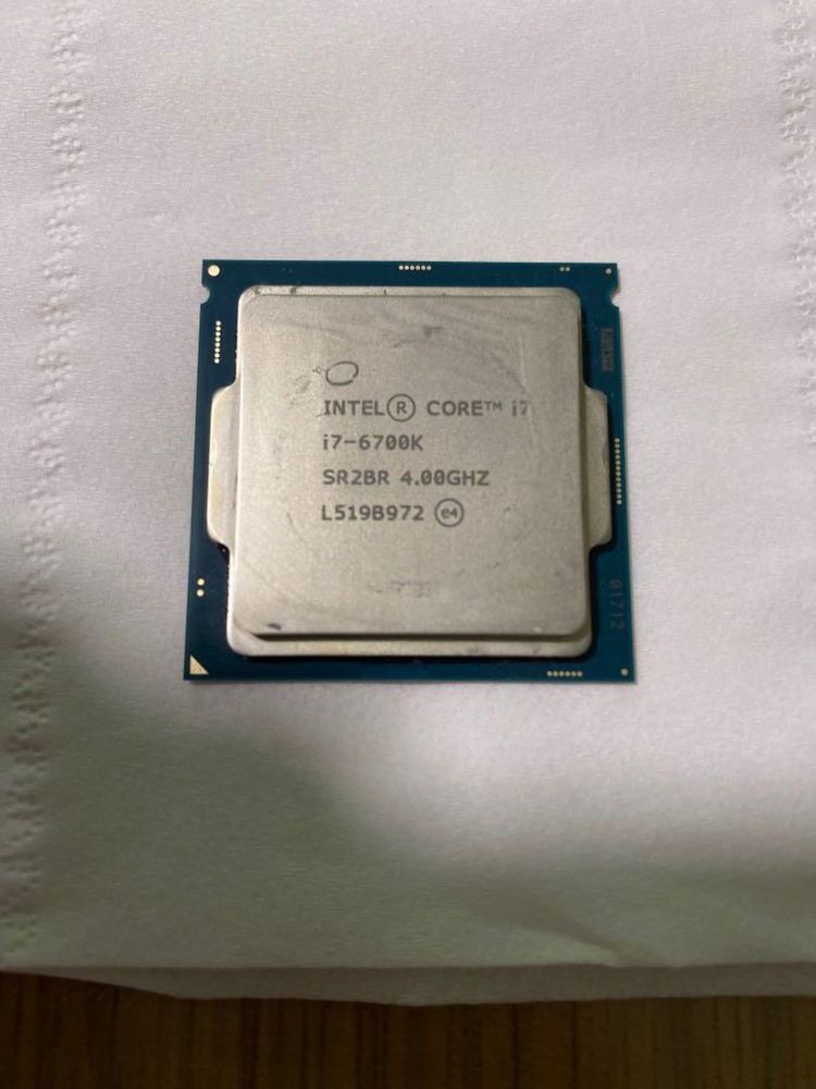 Vand procesor i7 6700k 4.0 GHz ofer proba la dvs