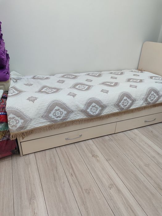 Кровать односпальное.