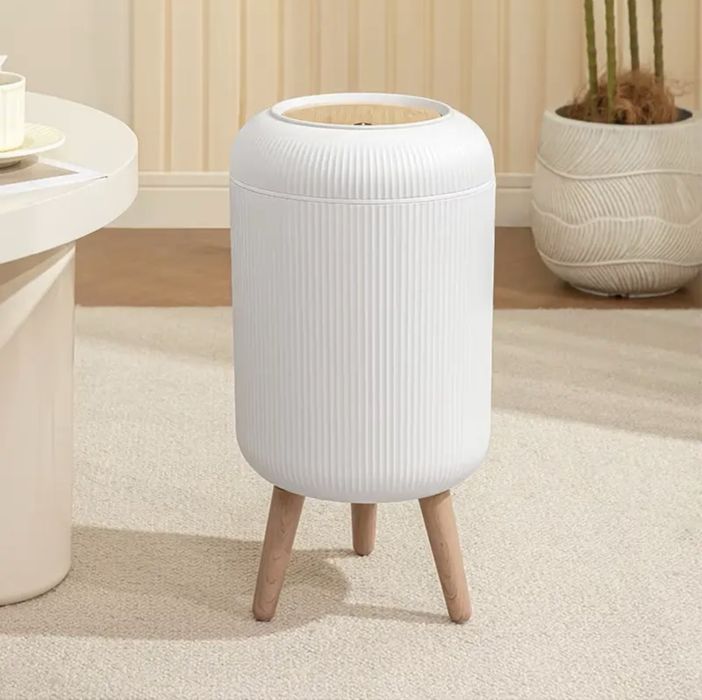 Автоматичен умен кош за боклук със сензорно управление.