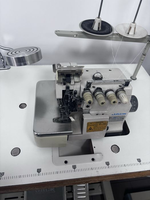 Masina de cusut triploc