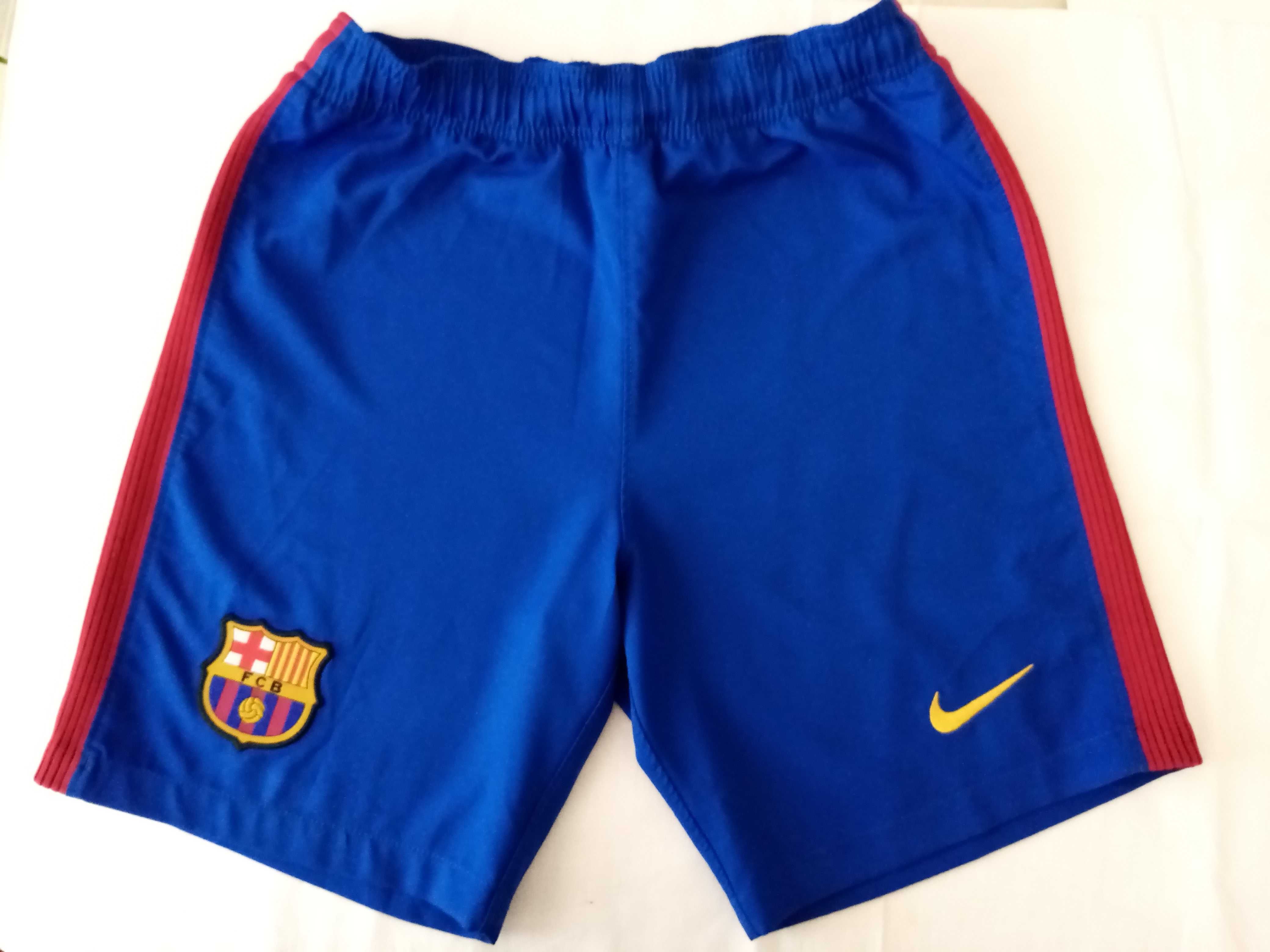 Детски къси панталони Nike Barcelona и дамски спортен клин М.