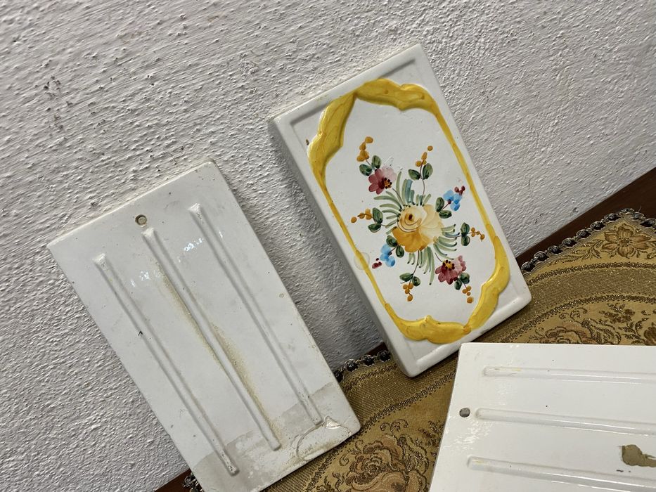 Стенни порцеланови вази с орнаменти