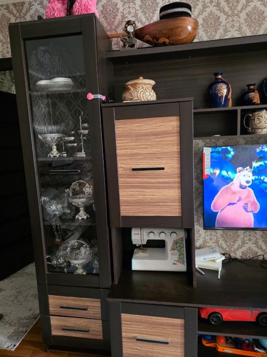 стол 2 метр и 6 орындықпен и шифонер