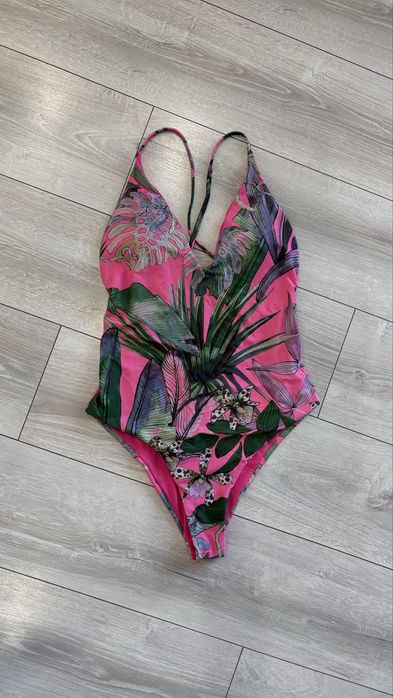 Красив Цял бански с подплънки и кръстосан гръб