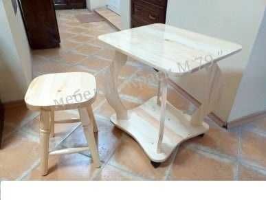 Масивна дървена масичка с два плота и колелца за лесно местене.Налична