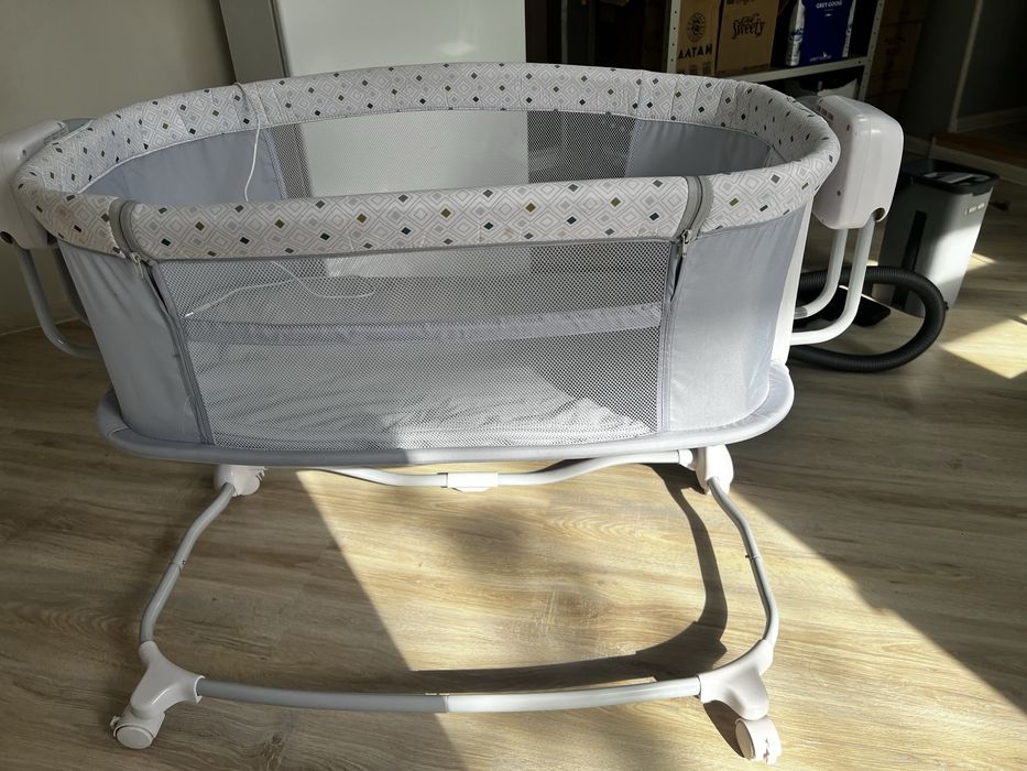 Mastela Deluxe 5 в 1 кроватка,электрическая качалка,приставная кровать