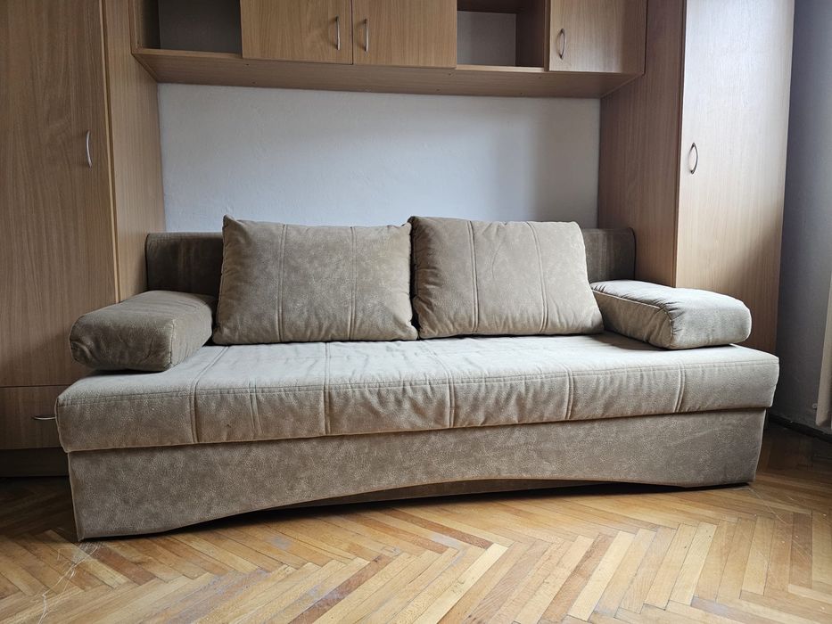 Canapea extensibila cu  loc pentru haine