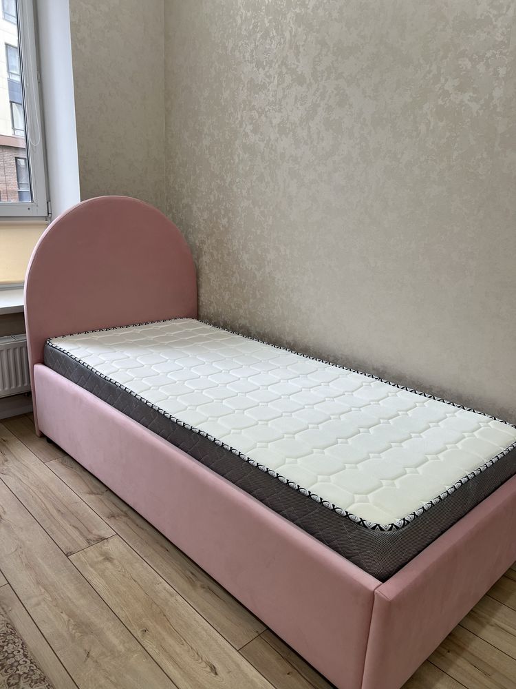 Кровать с ориопедическим матрасом