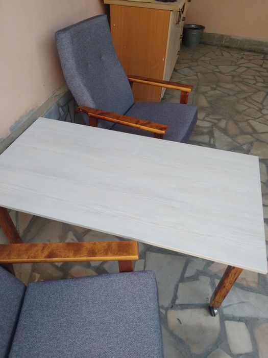 Журнальный столик и два кресла