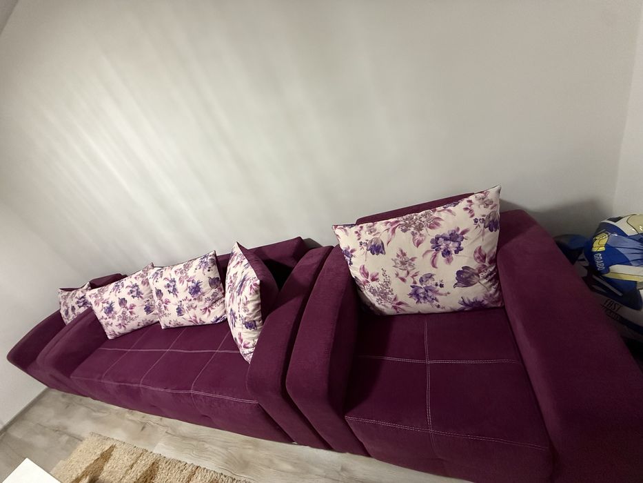 Vând canapea extensibilă însotita de 2 fotolii.