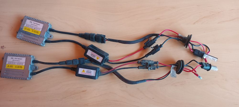 Vând  chit xenon în stare foarte bună!