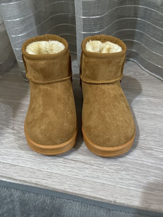 Продам угги новые.Шапка в подарок