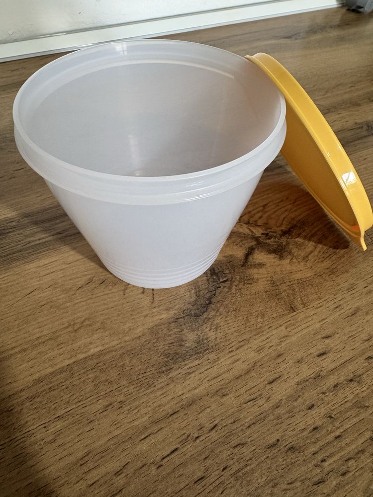 Продается контейнер Tupperware