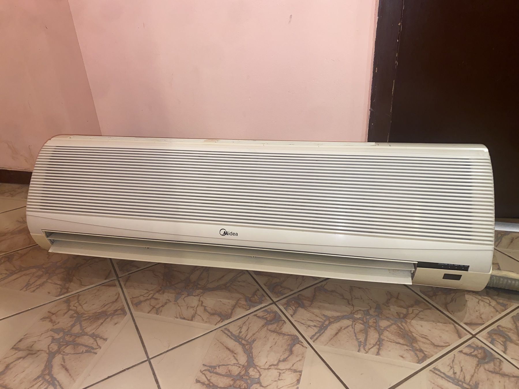 Климатик "Midea"