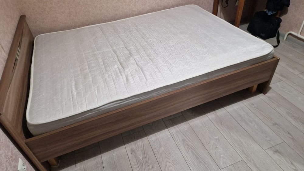 Продам кровать с матрасом вместе ( после химчистки )