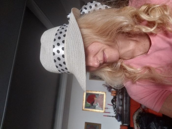 Palărie de soare albă cu fundă