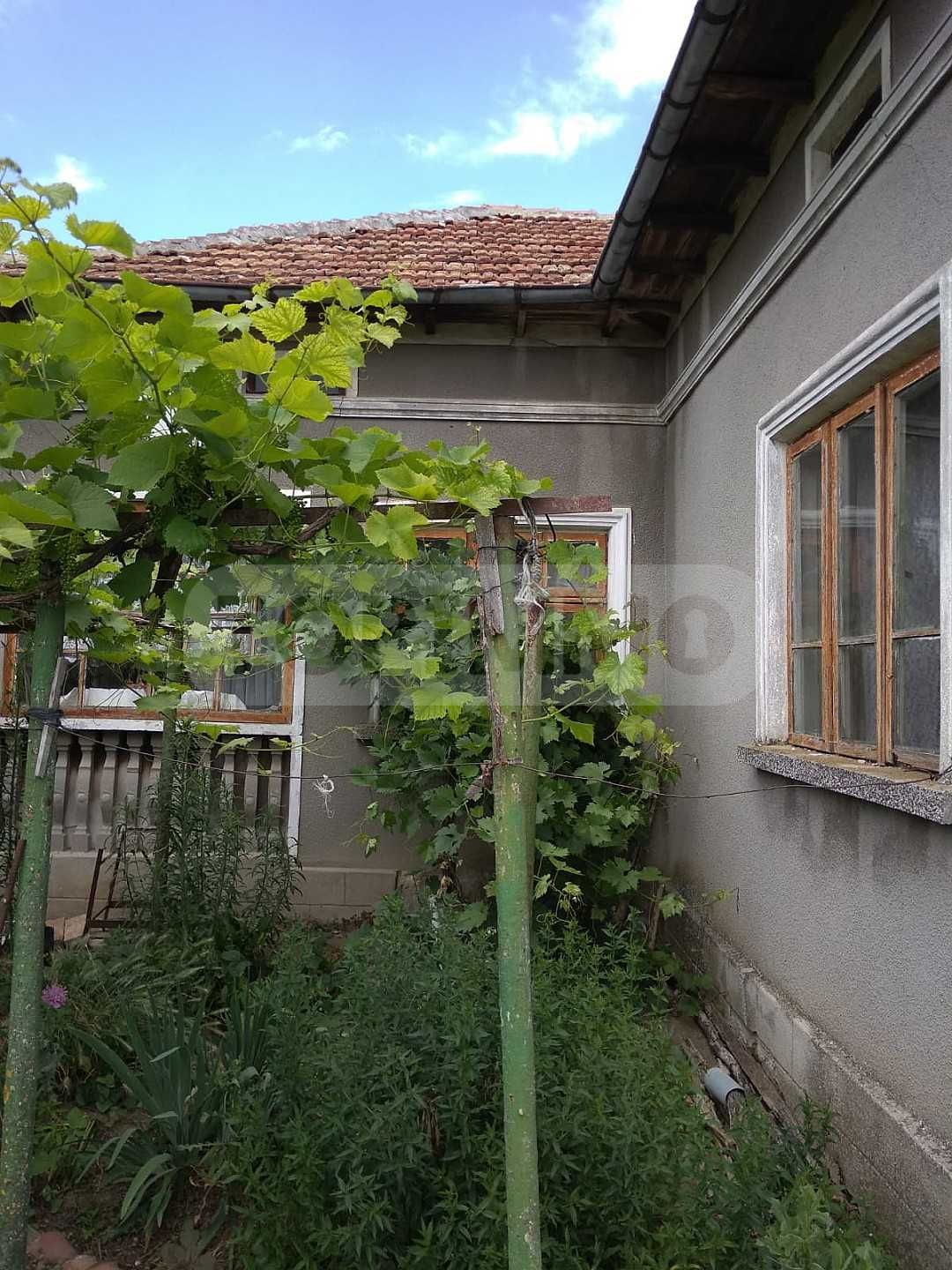 Едноетажна къща в село в област Добрич