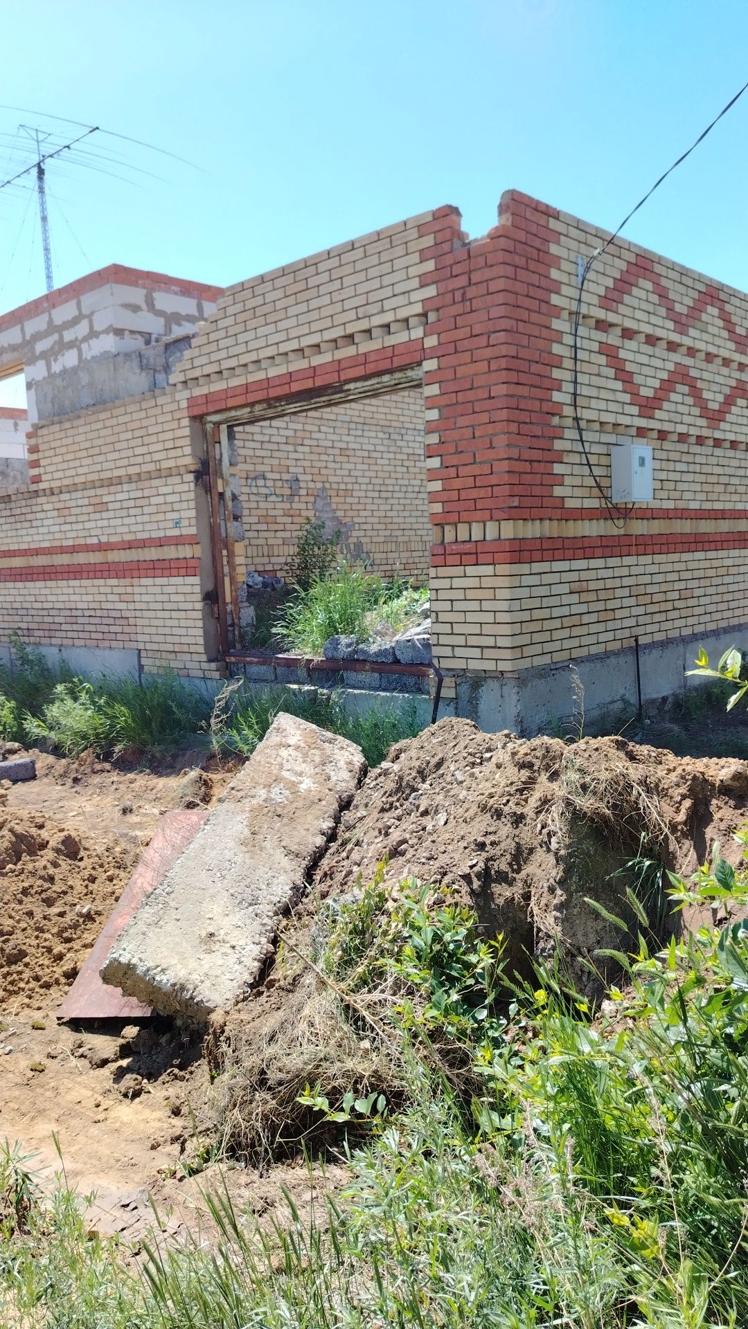 Продам участок с не достроенным домом