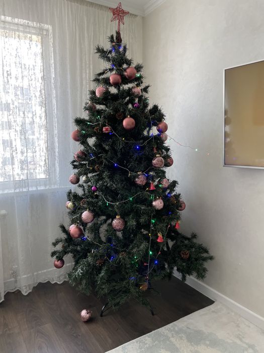 Искусственная ёлка с шишками