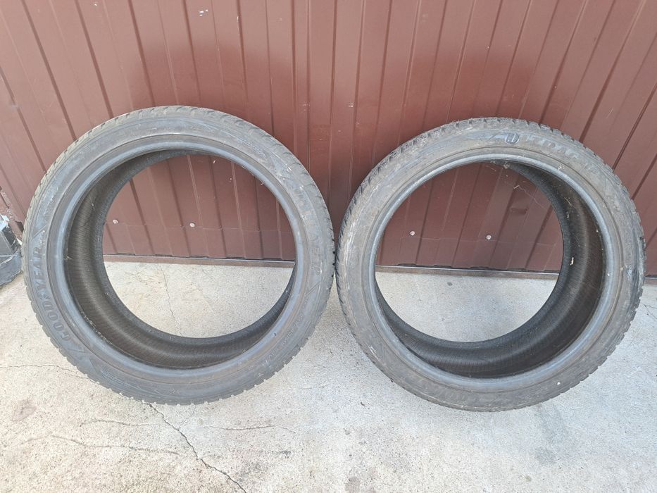 Vând 2 gume 245/40/19 la pret de 300 lei ambele Vând 2 gume 245/40/19