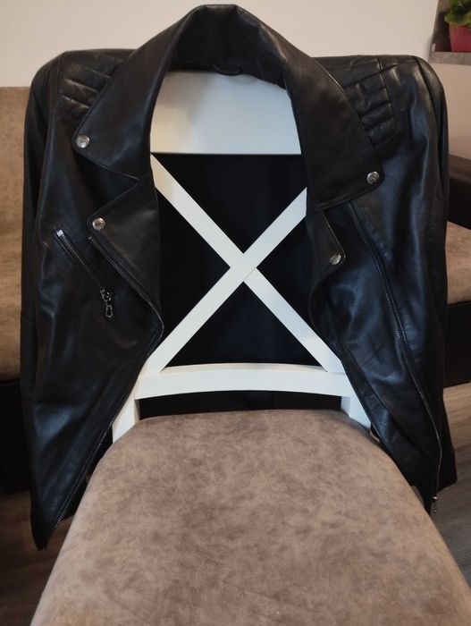 Чисто ново кожено яке отговаря на XL