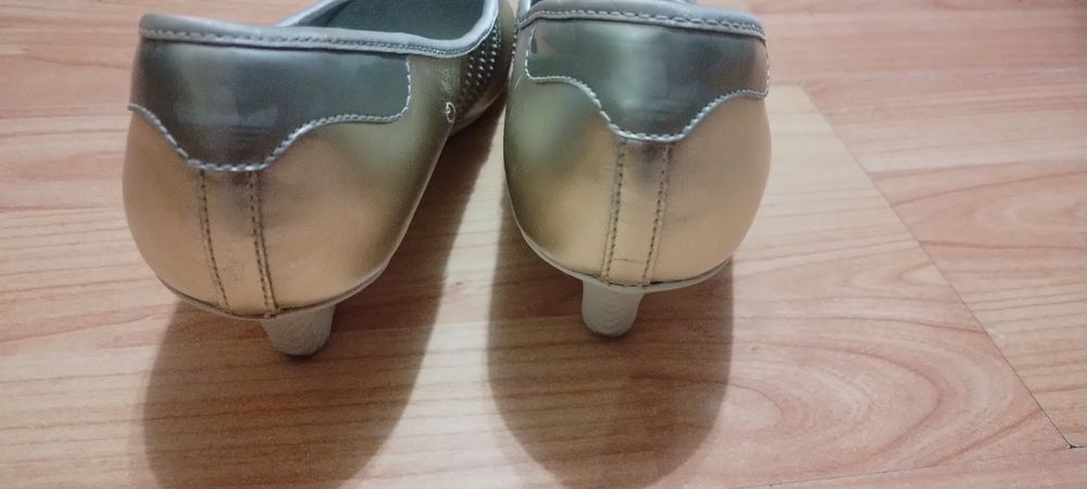 Дамски обувки с малка платформа