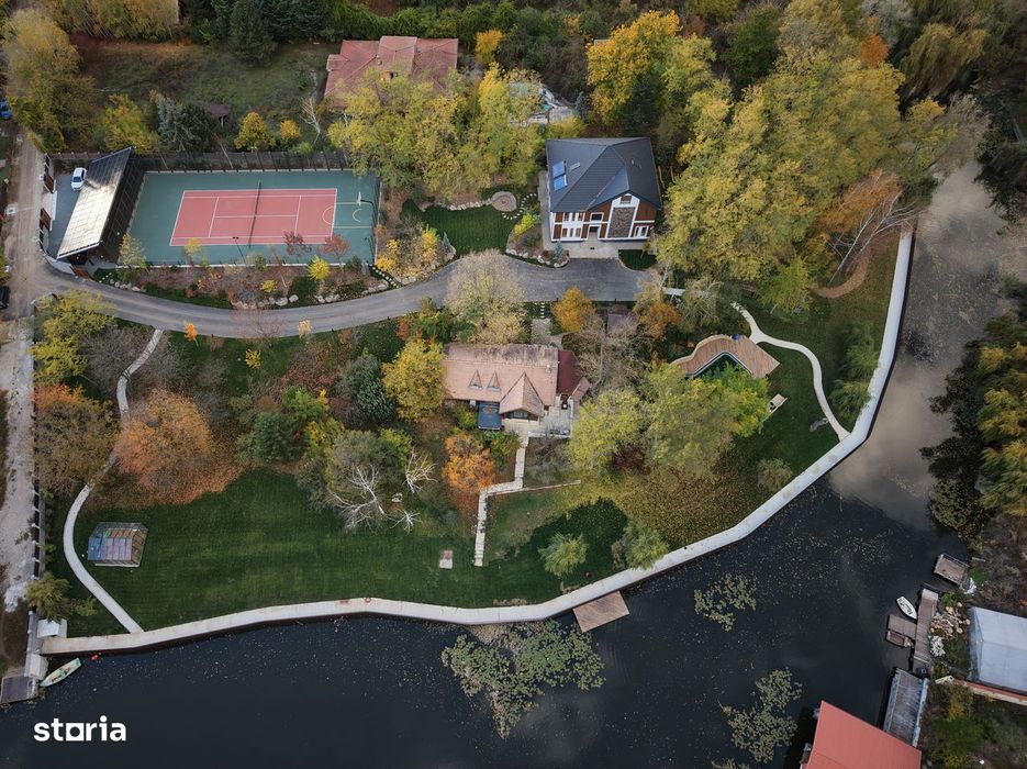 Proprietate 7000 mp cu 2 case + anexe, 160m deschidere la Lacul Snagov