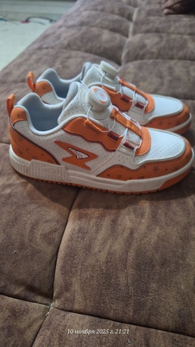 Стильные кроссовки