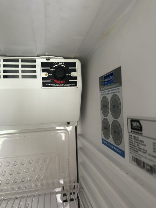 Продавам вертикална хладилна витрина