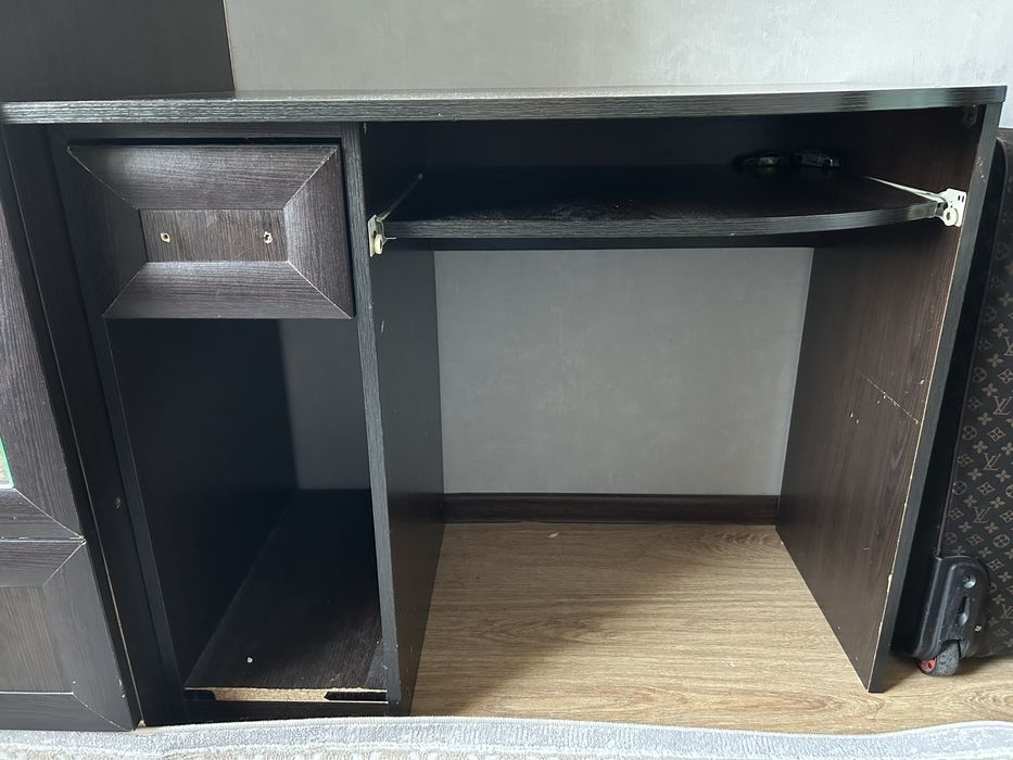 Продается компьютерный стол б/у