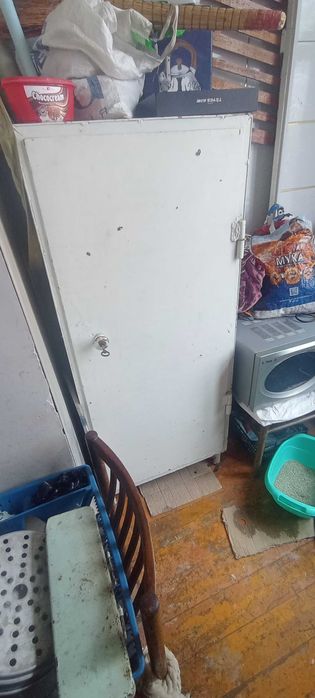 Сейф большой железный домашний очень тяжёлый.