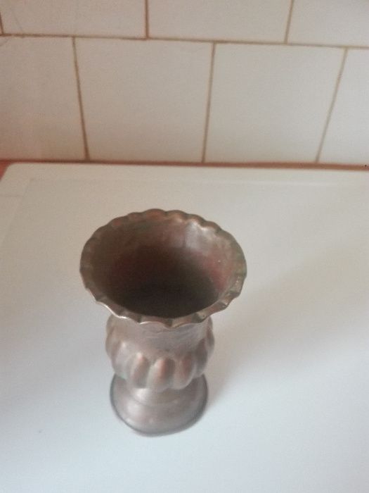 Сервиз за ракия , медна  ваза и месингова бонбониера.