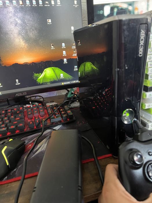 Xbox 360 cu doua manete si o gramada de jocuri