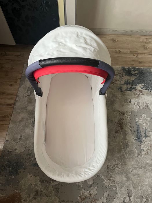 Partea de sus a unui cărucior pentru bebeluși