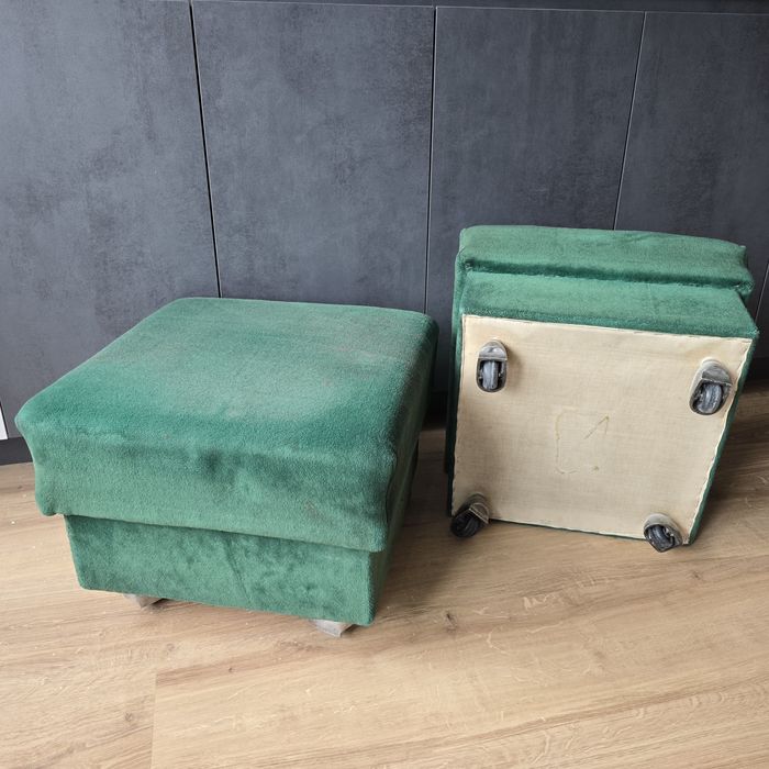 Две зелени табуретки