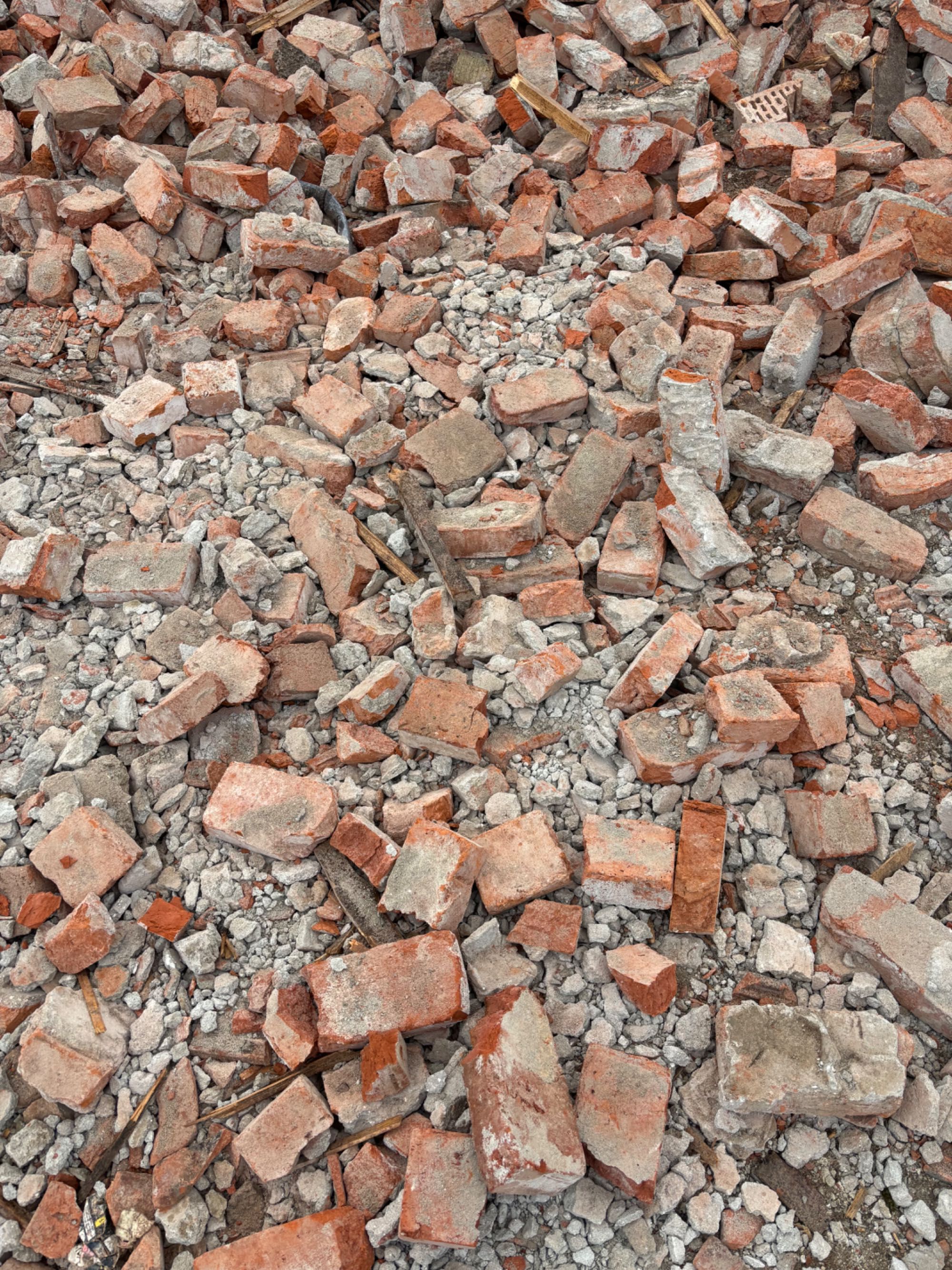 Moloz din demolări pentru drumuri/terasamente