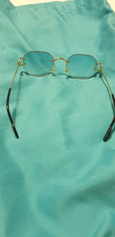 Vand ochelari de soare cartier