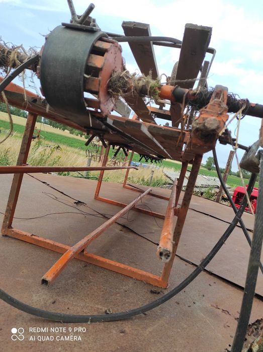 Banda încărcat baloți in remorca