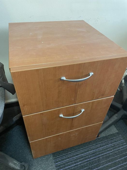 Офис бюра и шкафчета - отлично състояние