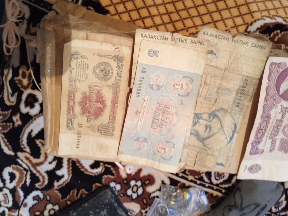 Продам деньги за все прошу 10000 тысяч тенге