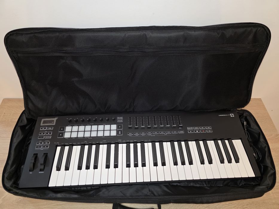 Controller Clapa midi Novation Launchkey 49 mk3