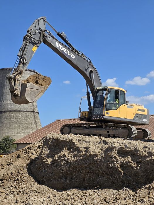 Compactor , excavator ,  bobcat pe senile