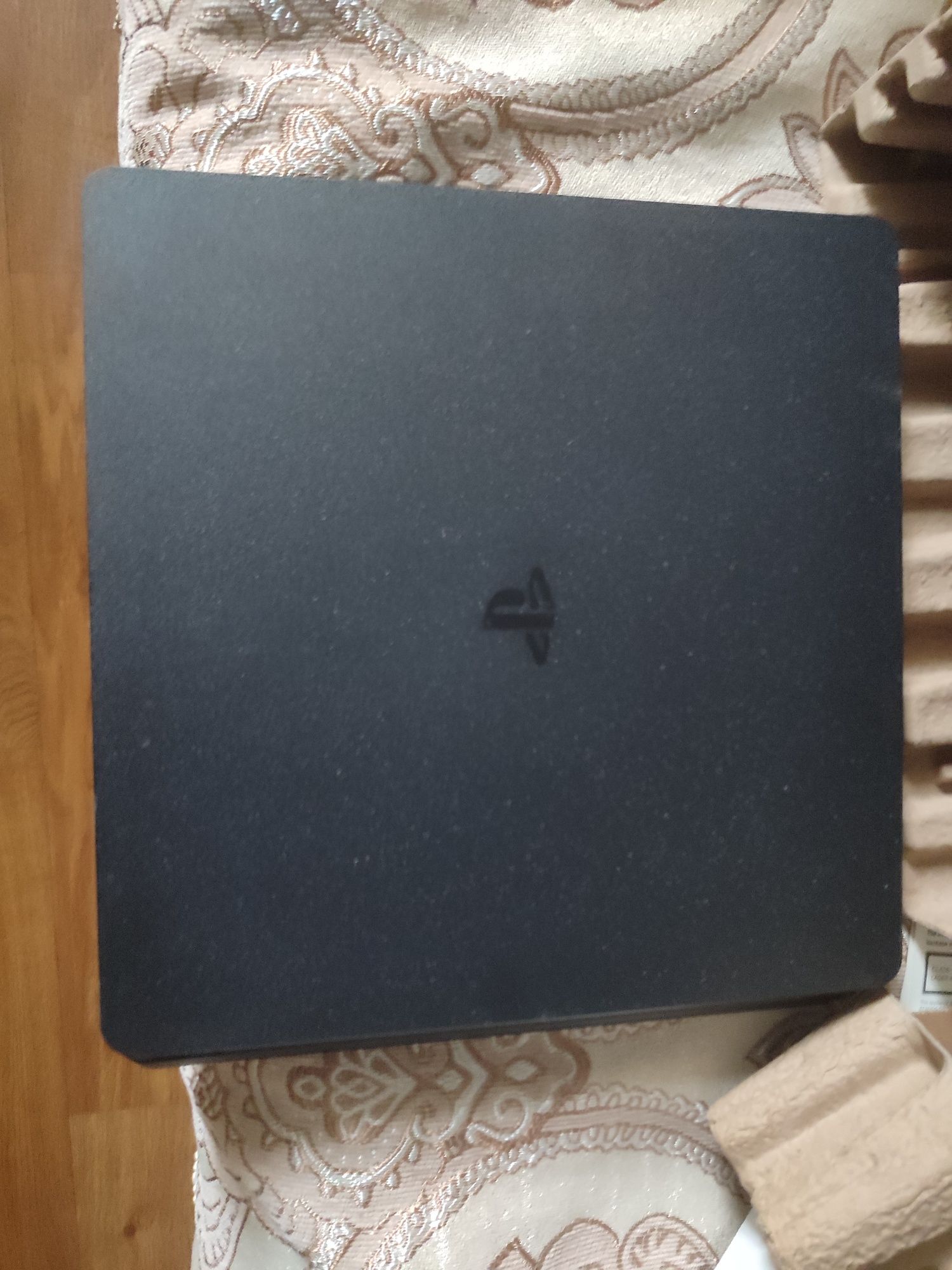 Продаю PS4, очень срочно нужно продать