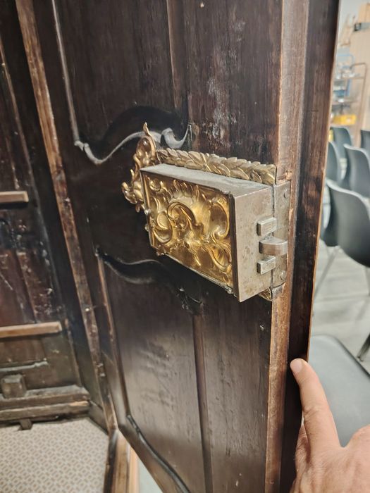 Dulap anii 1800 nuc masiv