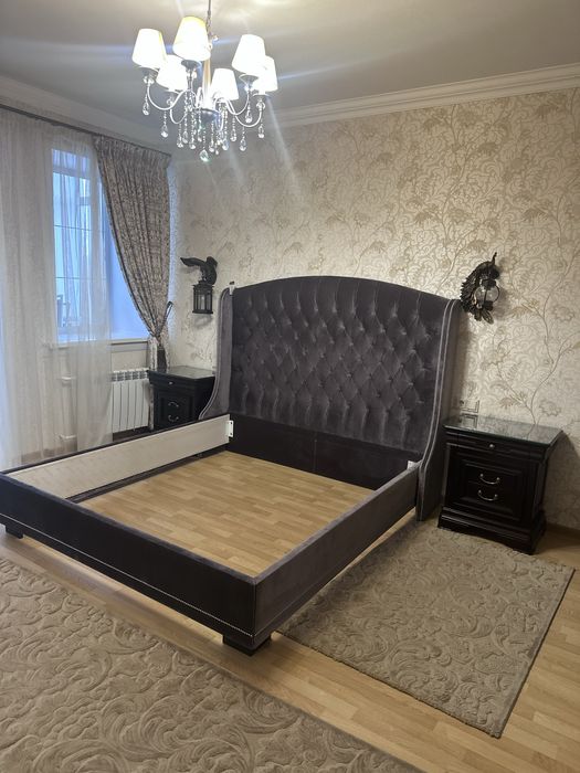 Тумбы и комод с зеркалом бук и кровать без матраса