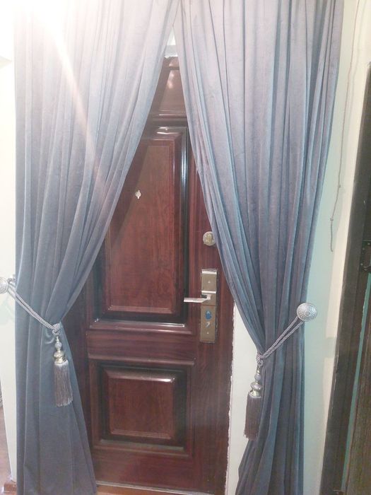 Sagdiana oilaga beriladi. Uy yaxshi xolatda issiqlik tizimi mavjut.