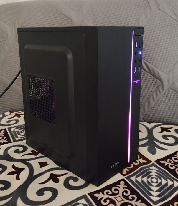 Новый компьютер с подсветкой работает в отличном состоянии